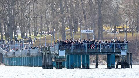 Schaulustige tummelten sich auf der Seebr&uuml;cke.