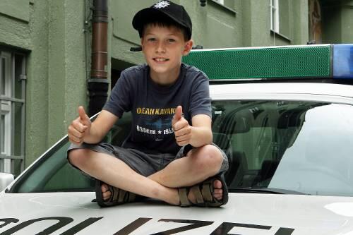 Die Polizei bedankte sich am Freitag beim elfjährigen Filip für sein beherztes Handeln.