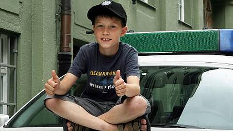 Die Polizei bedankte sich am Freitag beim elfjährigen Filip für sein beherztes Handeln.