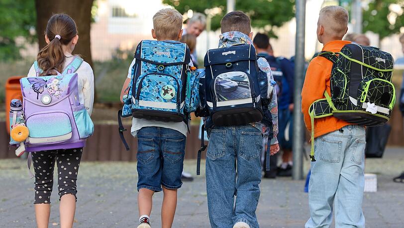 Nach jahrelangem Anstieg geht die Zahl der Schülerinnen und Schüler in Deutschland ab 2029 zurück. (Symbolbild) Nach jahrelangem Anstieg geht die Zahl der Schülerinnen und Schüler in Deutschland ab 2029 zurück. (Symbolbild)