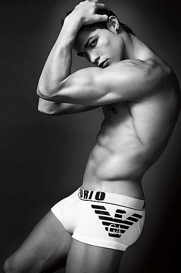 Dass er den perfekten Body hat, beweißt Christiano Ronaldo beim Foto-Shooting für Armani. Zuvor hatte diesen Model-Job sein Kollege...