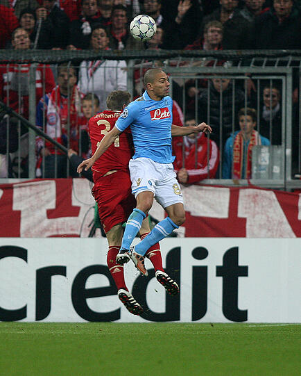 In diesem Zweikampf zog sich der Nationalspieler einen Schlüsselbeinbruch zu und fiel bis zum Ende des Jahres aus.