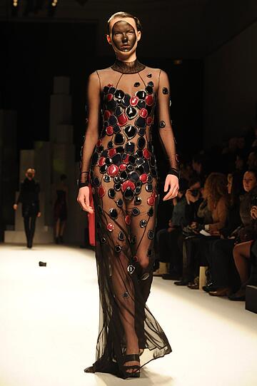 Bei der Fashion Week in Paris geht der Trend vieler Designer immer mehr zu wenig Stoff und viel Haut. Beispiele gefällig? Die Bilder vom Laufsteg.