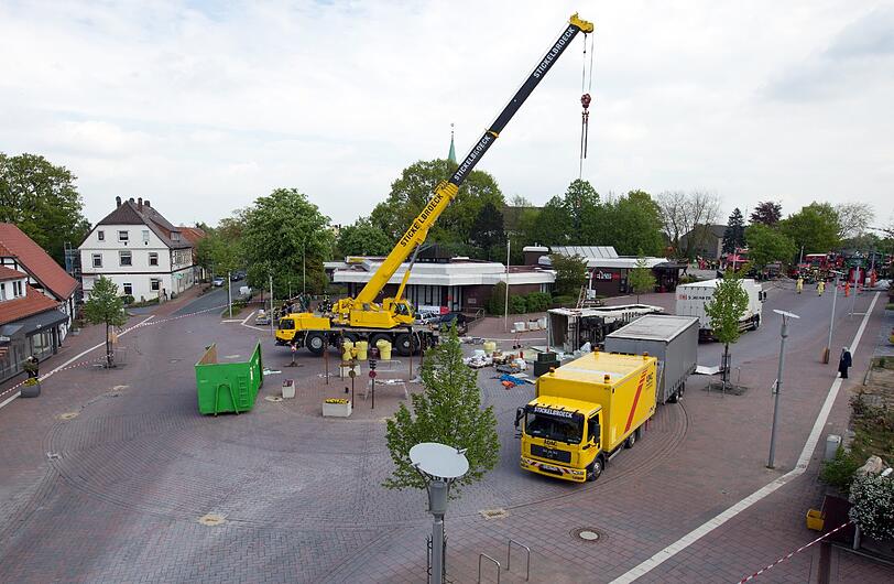 Mit Atemschutzmasken mussten die Einsatzkräfte die hoch ätzende Ameisensäure bergen. Der LKW war in einem Kreisverkehr umgekippt.