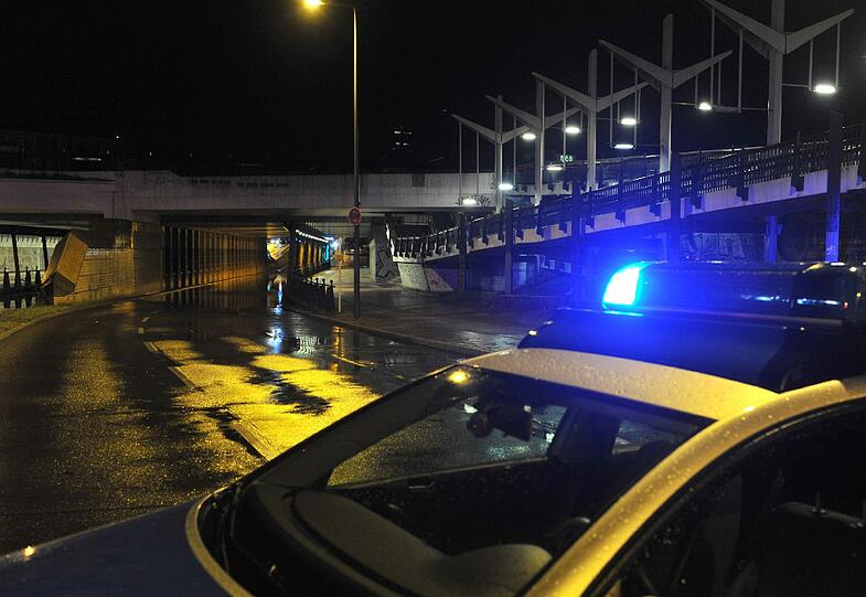 Ein Polizeiwagen steht am 06.08.2013 in Berlin an einem überfluteten Tunnel am Bahnhof Südkreuz.
