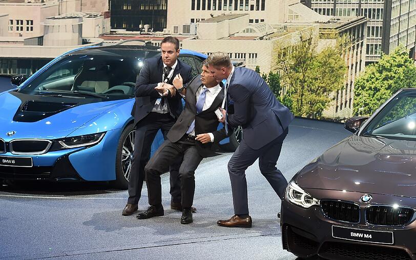 Schock bei der IAA Frankfurt: BMW-Chef Harald Krüger bricht mitten während seiner Rede zusammen.