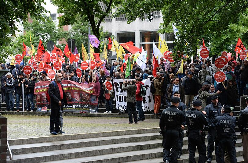 Zum Prozessauftakt: Zahlreiche Demonstranten protestieren vor dem Justizgebäude.