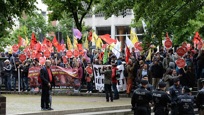 Zum Prozessauftakt: Zahlreiche Demonstranten protestieren vor dem Justizgebäude. Zum Prozessauftakt: Zahlreiche Demonstranten protestieren vor dem Justizgebäude.