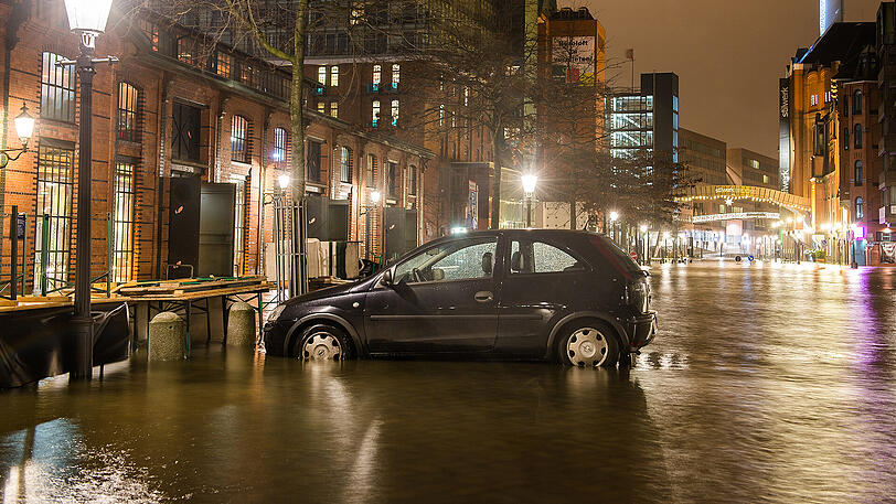 Bilder der Nacht in Hamburg - weite Teile des Hafens und des Fischmarks standen unter Wasser.