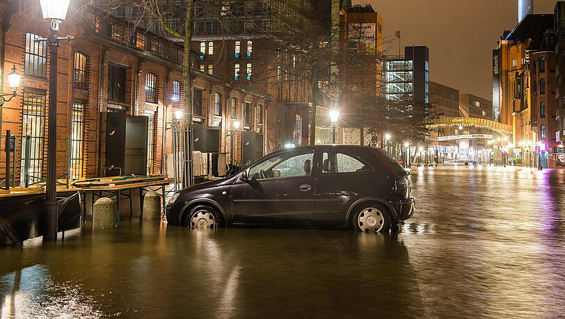 Bilder der Nacht in Hamburg - weite Teile des Hafens und des Fischmarks standen unter Wasser.