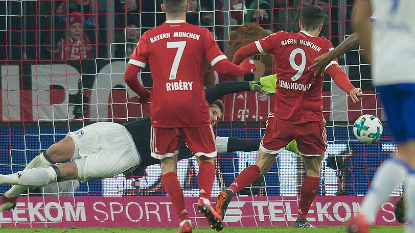 Lewandowski staubt zum Führungstreffer ab.