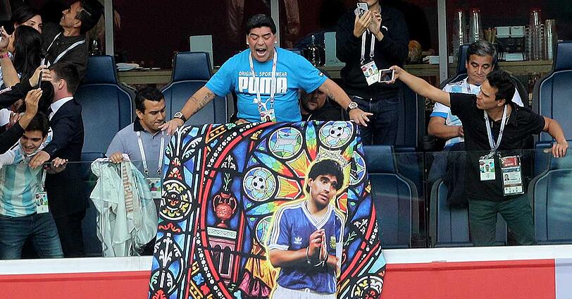 Erst präsentierte Maradona der Welt eine Hässlichkeit von Teppich...