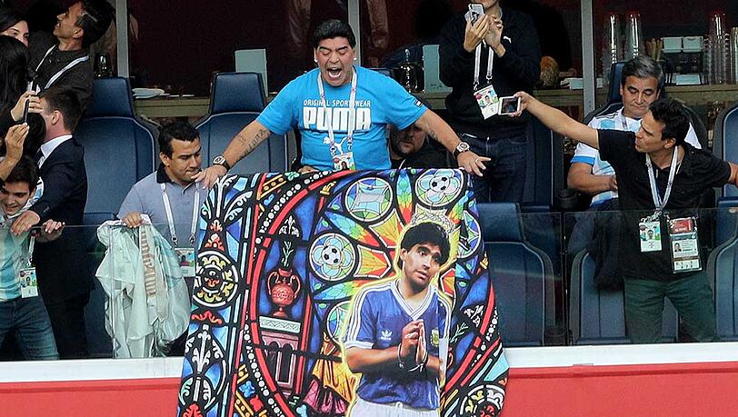 Erst präsentierte Maradona der Welt eine Hässlichkeit von Teppich... Erst präsentierte Maradona der Welt eine Hässlichkeit von Teppich...