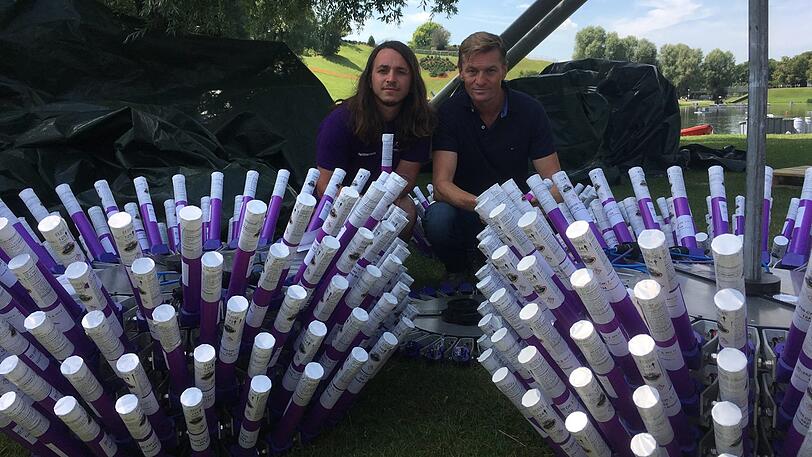 Der italienische Pyrokünstler Simone Franciosi und sein Kollege Thomas Jorhann (re.) haben das größte Feuerwerk Deutschlands vorbereitet.