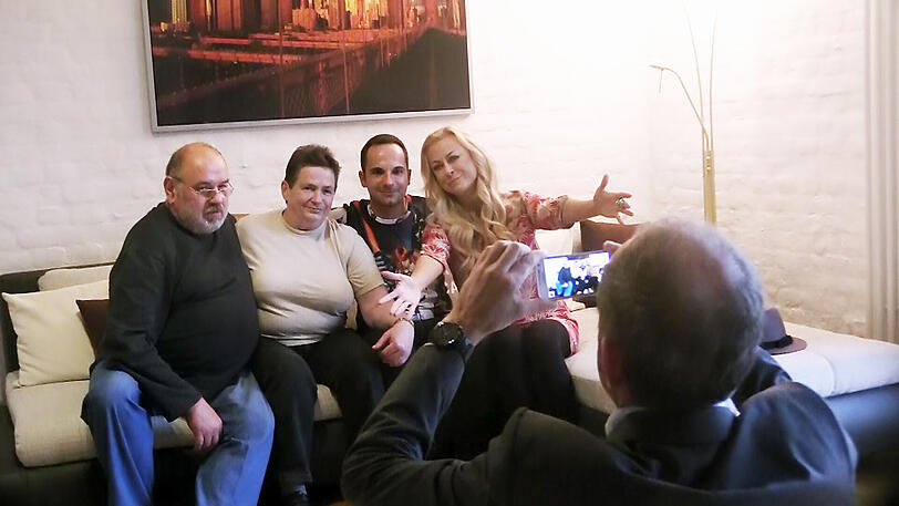 Schauspielerin Jenny Elvers stellt Kandidat Björn (33) vor einige Herausforderungen