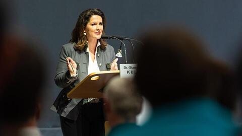 Die bayerische Landwirtschaftsministerin Michaela Kaniber (CSU) hält in der Dr.-Stammberger-Halle eine Rede. Foto: Nicolas Armer