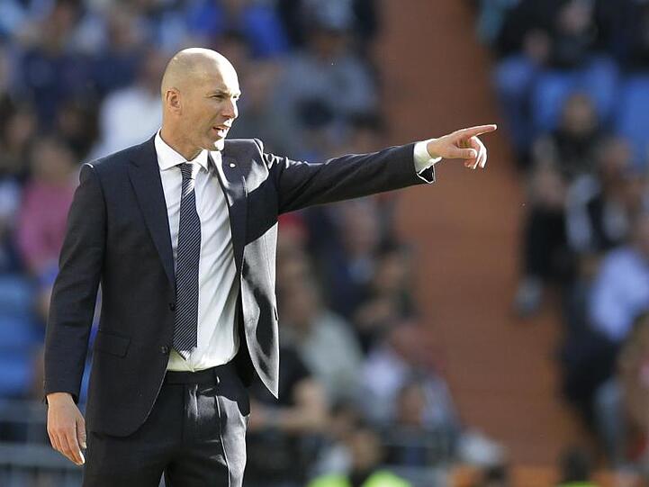 Steht wieder an der Seitenlinie und gestikuliert: Real Madrids Trainer Zinedine Zidane.