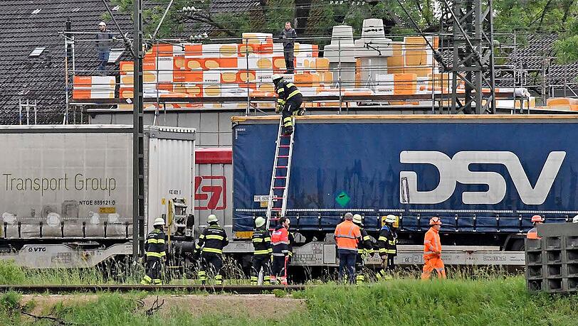 Es gab drei Schwerverletzte, ein 24-Jährige und eine 15-Jährige liegen im künstlichen Koma. Es gab drei Schwerverletzte, ein 24-Jährige und eine 15-Jährige liegen im künstlichen Koma.