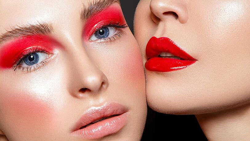 Chanel setzt mit glänzenden, roten Lippen ein aufregendes Beauty-Statement - und wir machen es nach. Chanel setzt mit glänzenden, roten Lippen ein aufregendes Beauty-Statement - und wir machen es nach.