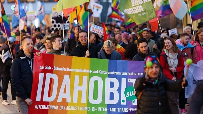 Viele LGBTIQ*-Verbände treten lautstark für die Belange der Community ein.