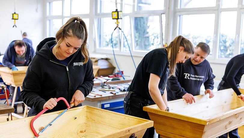 Bei der Sarggestaltung ist handwerkliches Geschick gefragt.