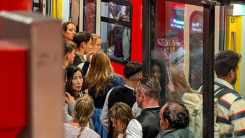 Wer wenig verdient, hat in München Anspruch auf ein günstiges ÖPNV-Ticket. Doch das gilt ausgerechnet dann nicht, wenn die meisten Leute unterwegs sind.