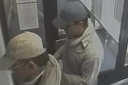 Die Polizei sucht die Männer: Sie überfielen am Freitag die Sparkasse in Berg