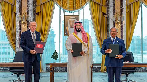 Der t&uuml;rkische Pr&auml;sident Erdogan (l), Saudi-Arabiens Kronprinz Salman (M) und der pakistanische Premier Sharif unterzeichneten den Pakt in Mekka.