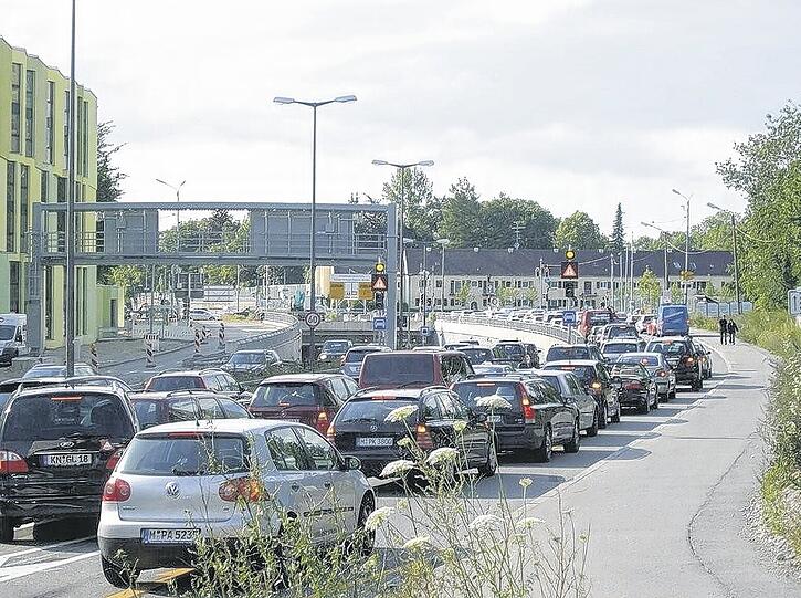 Rückstau von der Ampel an der Ifflandstraße, Stau vor dem Effnerplatz, Falsch-Abbieger in den Effnertunnel: Es klemmt gewaltig am Mittleren Ring Ost.