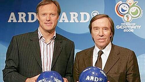 Zwölf Jahre lang analysierten sie gemeinsam, wie hier bei der WM 2006, die Spiele der deutschen Nationalmannschaft: Gerhard Delling und Günter Netzer, der bei der WM in Südafrika letztmals als ARD-Experte im Einsatz war. Zwölf Jahre lang analysierten sie gemeinsam, wie hier bei der WM 2006, die Spiele der deutschen Nationalmannschaft: Gerhard Delling und Günter Netzer, der bei der WM in Südafrika letztmals als ARD-Experte im Einsatz war.