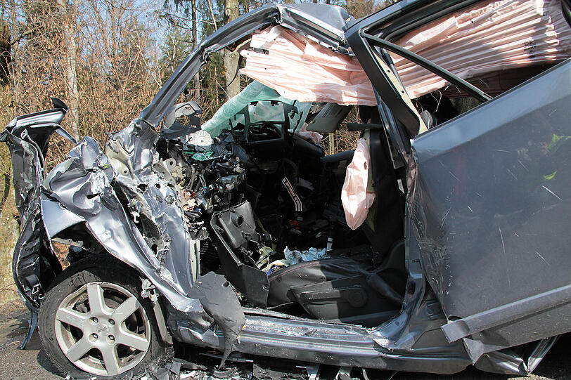Schwerer Unfall auf der B12: Der Fahrer des Nissan kam dabei ums Leben.