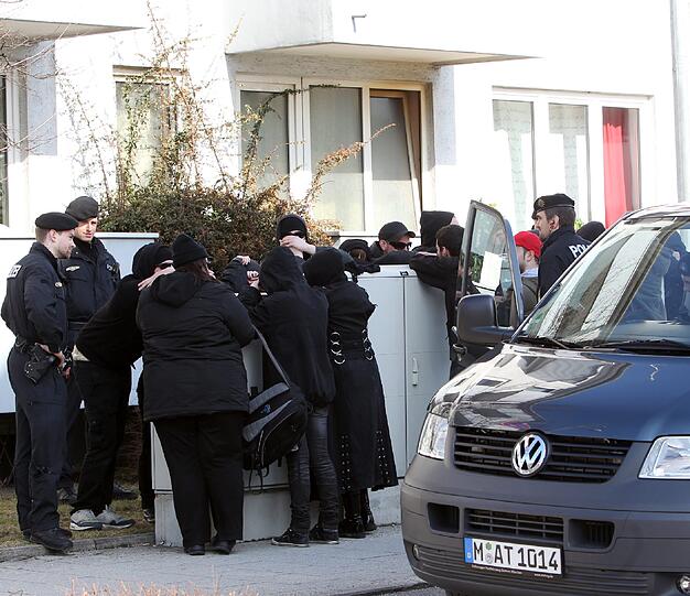 An Info-Ständen einer Bürgerinitiative aus dem politisch rechten Spektrum kam es am Samstag zu mehreren Ausschreitungen, bei denen die Polizei eingreifen musste - die Bilder.