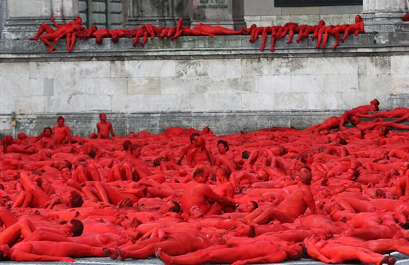 Star-Fotograf Spencer Tunick lässt zur Eröffnung der Opernfestspiele für seine Installation hunderte bunt angemalte Menschen durch München laufen. Das Highlight: Die rot-goldenen Teilnehmer stellen sich an Münchner Monumenten entlang der Ludwigstraße auf. Hier gibts die Bilder!