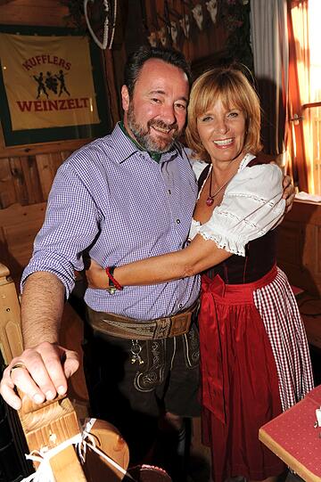 Auch Sohnemann Kuffler lässt sich blicken: Hier Arm in Arm mit Ulrike Kriener,...