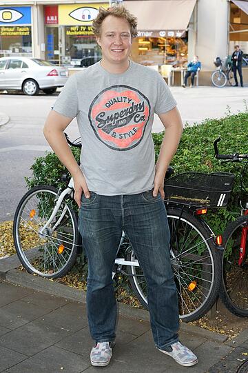 &bdquo;Weniger Pseudo-Trachten&ldquo; Moritz Jäger: &bdquo;Für mich passt beim Oktoberfest die Mischung ganz gut. Mir gefällt außerdem, dass es die Oide Wiesn gibt. Den Pseudo-Trachtentrend finde ich etwas übertrieben.
Ich bin am liebsten am Mittag auf dem Oktoberfest, weil es da am ehesten Wiesn-Feeling ohne Stress gibt.&ldquo;