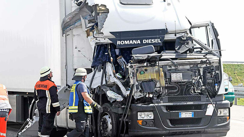 Auf der A99 bei Aschheim raste ein LKW auf das Heck eines anderen bremsenden Gespanns. Der Fahrer wurde nur leicht verletzt, es bildete sich ein 12 Kilometer langer Stau.