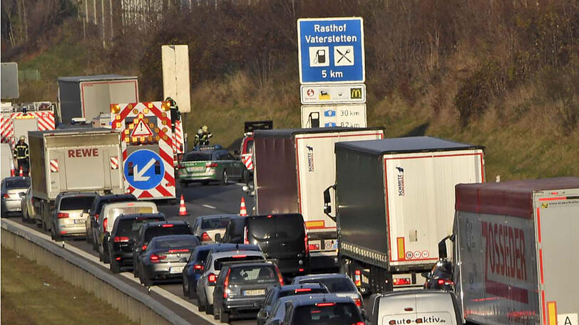 Auf der A99 gab es am Dienstagnachmittag einen Unfall (Symbolbild).