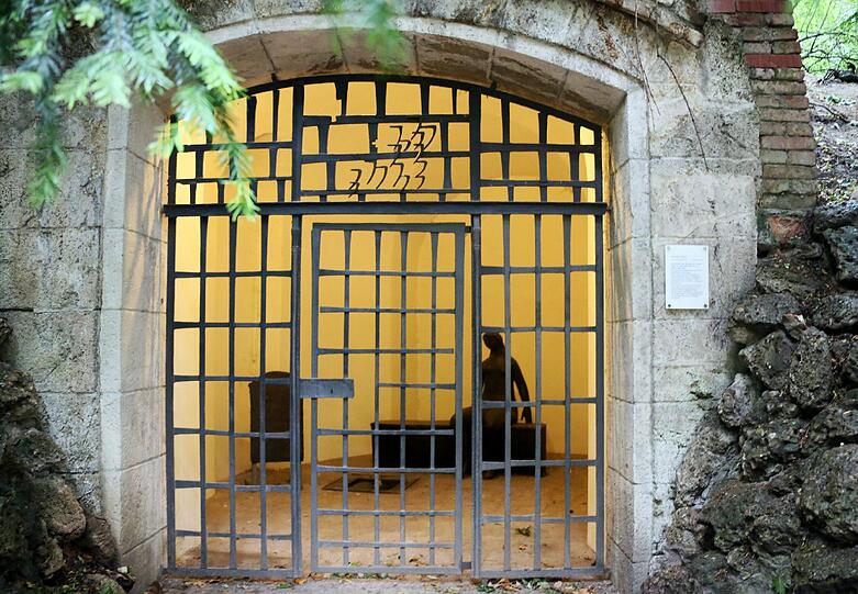 Das Verlies mit dem Heinrich-Heine-Denkmal im "Dichtergarten" gibt Rätsel auf...