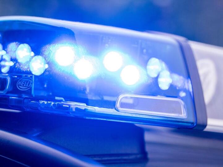 Ein Blaulicht der Polizei. Foto: Lino Mirgeler/Archivbild