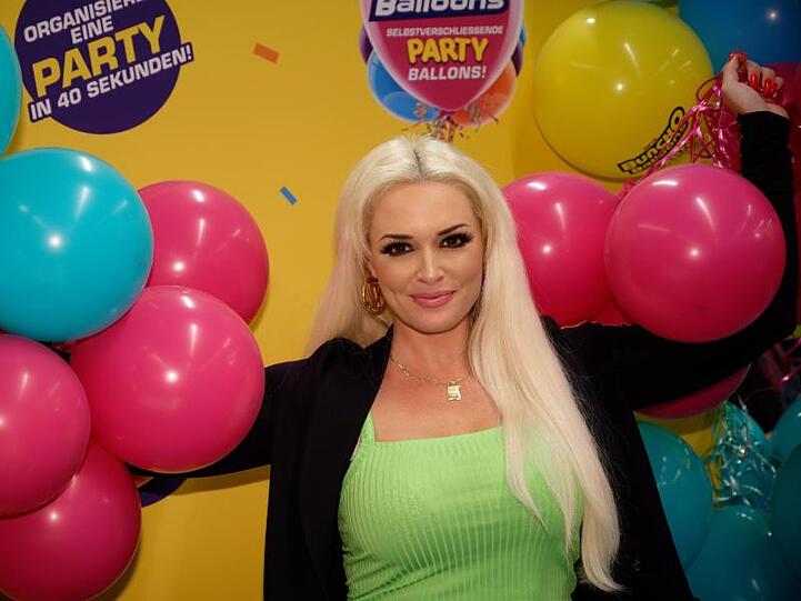 Daniela Katzenberger snimmt ihren 33. Geburtstag mit Humor.