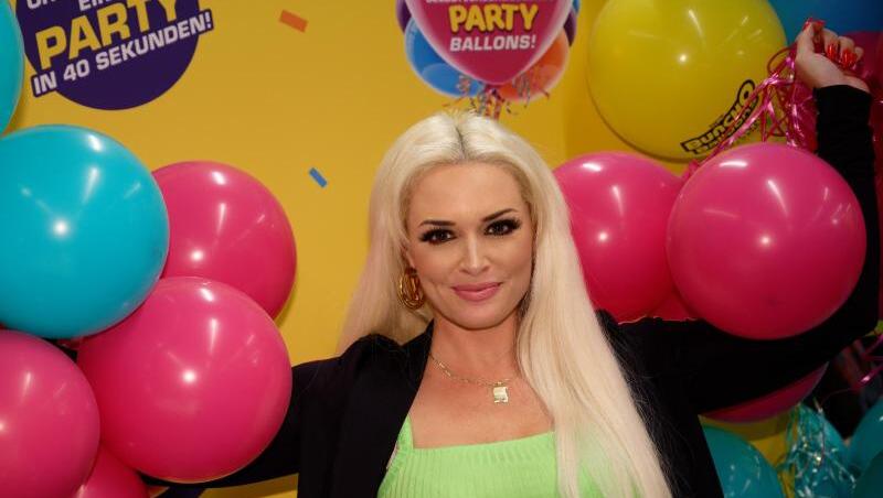 Daniela Katzenberger snimmt ihren 33. Geburtstag mit Humor. Daniela Katzenberger snimmt ihren 33. Geburtstag mit Humor.