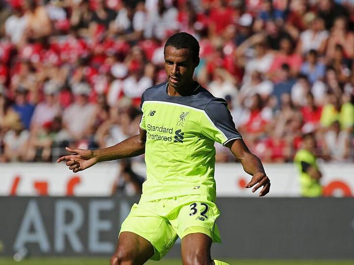 Joel Matip von Liverpool spielt den Ball. Foto: Ronald Wittek/Archiv