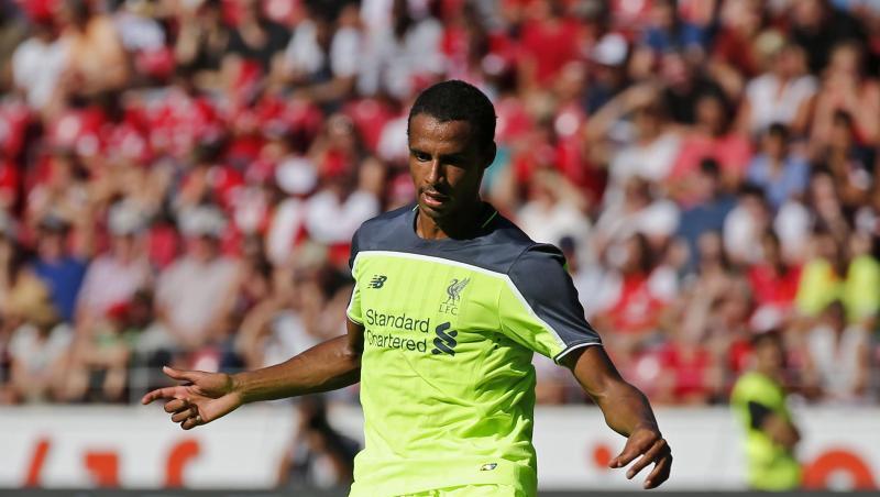 Joel Matip von Liverpool spielt den Ball. Foto: Ronald Wittek/Archiv Joel Matip von Liverpool spielt den Ball. Foto: Ronald Wittek/Archiv