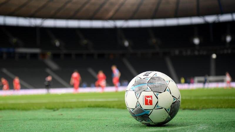 Ein Spielball liegt auf dem Rasen.
