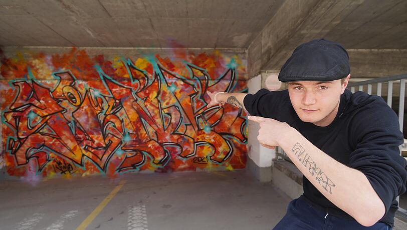 Klassisches Graffiti in gelb-orange und schwarzer Umrandung - hier mit dem Schriftzug "Sink": Sprayer Simon Bitterlich (21) ist der jüngste im Kollektiv "Broke Today" aus München. Klassisches Graffiti in gelb-orange und schwarzer Umrandung - hier mit dem Schriftzug "Sink": Sprayer Simon Bitterlich (21) ist der jüngste im Kollektiv "Broke Today" aus München.
