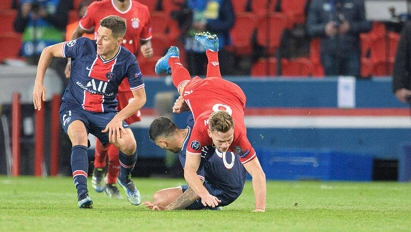 Symbolische Bauchlandung: In der zurückliegenden Champions-League-Saison scheiterten die Bayern im Viertelfinale nach einer 2:3-Niederlage im Hinspiel und einem 1:0-Sieg im Rückspiel an Paris St.-Germain. Hier fällt Joshua Kimmich über Leandro Parades. Symbolische Bauchlandung: In der zurückliegenden Champions-League-Saison scheiterten die Bayern im Viertelfinale nach einer 2:3-Niederlage im Hinspiel und einem 1:0-Sieg im Rückspiel an Paris St.-Germain. Hier fällt Joshua Kimmich über Leandro Parades.