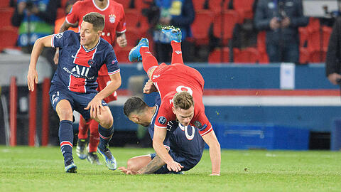 Symbolische Bauchlandung: In der zurückliegenden Champions-League-Saison scheiterten die Bayern im Viertelfinale nach einer 2:3-Niederlage im Hinspiel und einem 1:0-Sieg  im Rückspiel an Paris St.-Germain. Hier fällt Joshua Kimmich über Leandro Parades.