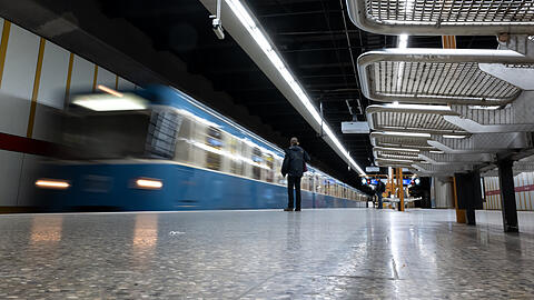 Ein Fahrgast informierte die Polizei, die U-Bahn wurde angehalten. (Symbolbild)