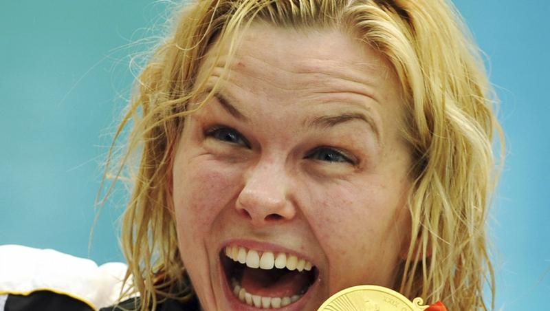 Britta Steffen zeigt voller Freude ihre Goldemedaille. Britta Steffen zeigt voller Freude ihre Goldemedaille.
