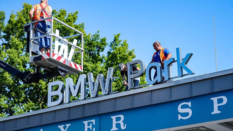 BMW Park: Der neue Name wird über dem Haupteingang der Halle montiert. BMW Park: Der neue Name wird über dem Haupteingang der Halle montiert.